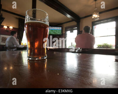 Wimbledon, London, UK. 24. Juni 2014. Die England V Costa Rica WM Spiel ist im Fernsehen in einem leeren Pub nach England aus der WM 2014 in Brasilien Kredit eliminiert wurde: Amer Ghazzal/Alamy Live-Nachrichten Stockfoto