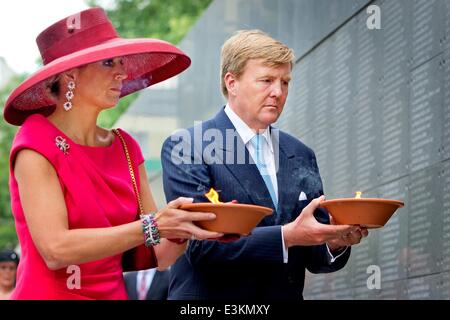 Warschau, Polen. 24. Juni 2014. König Willem-Alexander und Maxima der Königin der Niederlande besuchen Sie Museum des Warschauer Aufstandes und eine brennende Kerze in der Gedenkstätte Wand platzieren und erhalten eine Führung durch das Museum in Warschau, 24. Juni 2014. Der König und die Königin sind in Polen für ihre ersten Staatsbesuch 24 und 25 Juni. Foto: Patrick van Katwijk - NO-Draht-SERVICE-/ Dpa/Alamy Live News Stockfoto