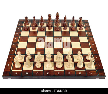 Aus Holz Schachbrett mit Schach Stücke auf auf einem weißen Hintergrund isoliert Stockfoto