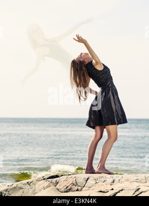 Schöne junge Frau, die im freien Tanz und Seele fliegen aus Stockfoto