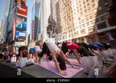 Tausende von Yoga-Praktizierende packen Times Square in New York zur Teilnahme an einem Power-Yoga-Kurs am ersten Tag des Sommers Stockfoto
