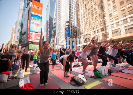 Tausende von Yoga-Praktizierende packen Times Square in New York zur Teilnahme an einem Power-Yoga-Kurs am ersten Tag des Sommers Stockfoto