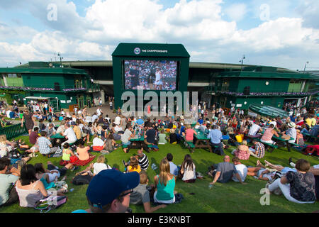 London, UK. 24. Juni 2014. Wimbledon Tennis Championships Zuschauer sehen Eugenie Bouchard von Kanada gegen Daniela Hantuchova der Slowakei auf Henman Hill in Tag zwei Damen Einzel ersten Vorrundenspiel bei den Wimbledon Tennis Championships auf The All England Lawn Tennis Club in London, Vereinigtes Königreich. Bildnachweis: Aktion Plus Sport/Alamy Live-Nachrichten Stockfoto