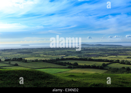 Blick von Brent Knoll Hill in Somerset an einem warmen Sommerabend. Stockfoto