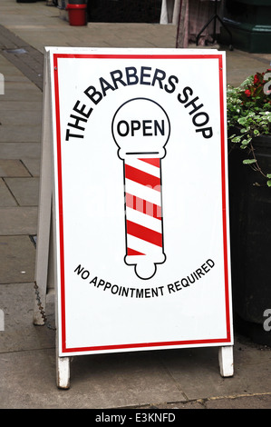 Traditionelle Barbiere Ladenschild auf eine A-Board auf der Straße, Leominster, Herefordshire, England, UK, Westeuropa suchen. Stockfoto