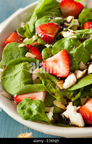 Bio gesund Erdbeer-Balsamico-Salat mit Spinat Stockfoto