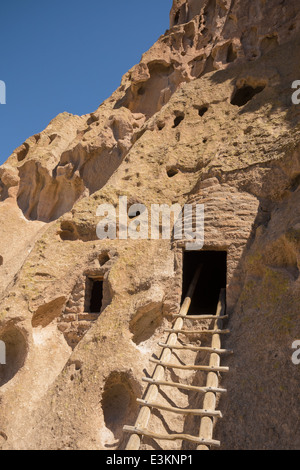 Eine Holztreppe führt zu einer Klippe Wohnung im Bandelier National Monument, New Mexico, USA. Stockfoto