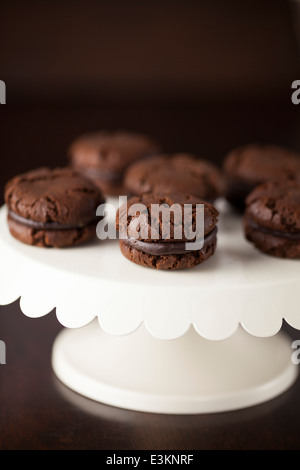 Schokolade Creme Cookies auf weißer Emaille-Etagere Stockfoto