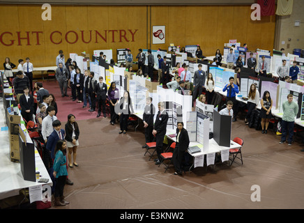 Science fair Studenten durch ihre Forschung-Poster zu beurteilen Stockfoto