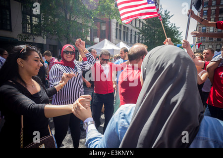 Teilnehmer tanzen zu arabischer Musik auf Great Jones Street im Stadtteil Noho von New York Stockfoto