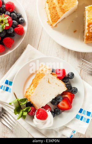 Hausgemachte Angel Food Cake mit frischen Beeren Stockfoto