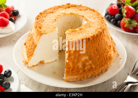 Hausgemachte Angel Food Cake mit frischen Beeren Stockfoto