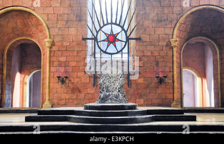 Eiserne Thron im Thronsaal des großen Saals, Kings Landing, Game of Thrones Filmkulisse, Belfast Stockfoto