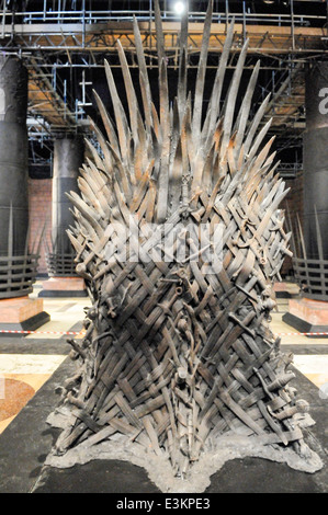 Eiserne Thron im Thronsaal des großen Saals, Kings Landing, Game of Thrones Filmkulisse, Belfast Stockfoto