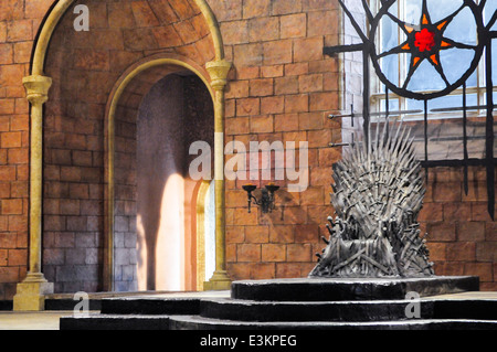 Eiserne Thron im Thronsaal des großen Saals, Kings Landing, Game of Thrones Filmkulisse, Belfast Stockfoto