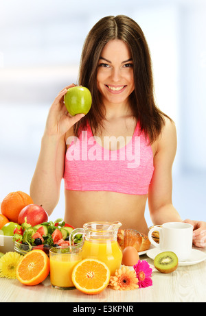 Junge Frau beim Frühstück. Ausgewogene Ernährung Stockfoto