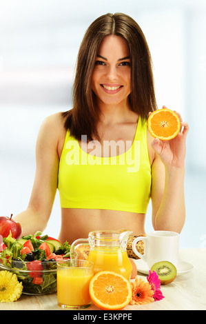 Junge Frau beim Frühstück. Ausgewogene Ernährung Stockfoto