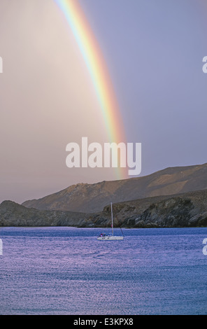 Die Küste von Kythnos Insel unter dem Regenbogen, Kykladen, Griechenland Segeln Stockfoto