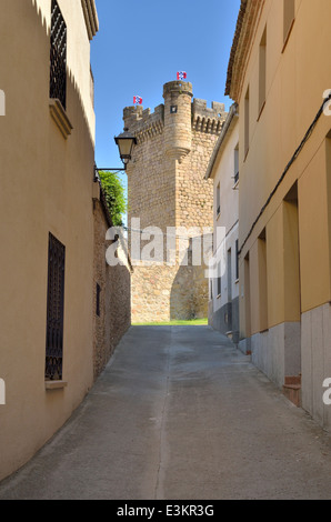 Straße endet in der Burg von Oropesa, eine spanische Stadt in der Provinz Toledo. Stockfoto