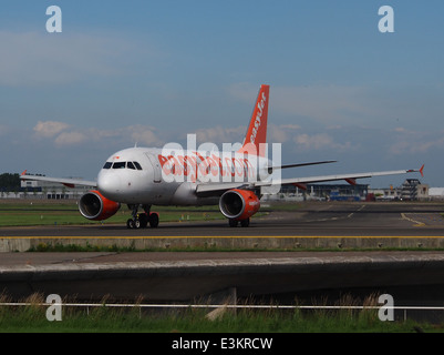 G-EZDW Airbus A319-111 EasyJet Rollen auf dem Flughafen Schiphol (AMS - EHAM), den Niederlanden, 18 Mai 2014, Bild 1 Stockfoto