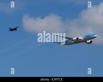 PH-TFK ArkeFly Boeing 787-8 Dreamliner mit F16 pic1 Stockfoto