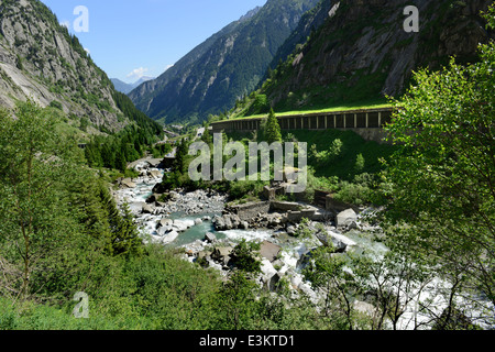 Haderlisbrucke Brücke über die Reuss in der Nähe von Wassen, Schöllenenschlucht, Schweiz den Gotthardpass oder St. Gotthard Pass Stockfoto