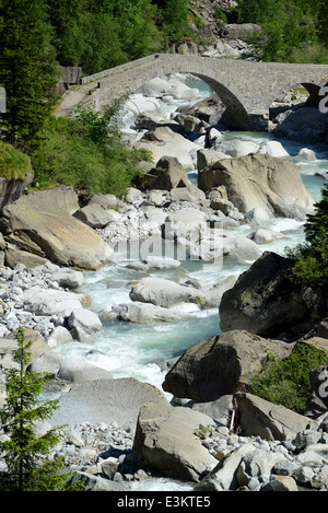 Haderlisbrucke Brücke über die Reuss in der Nähe von Wassen, Schöllenenschlucht, Schweiz den Gotthardpass oder St. Gotthard Pass Stockfoto