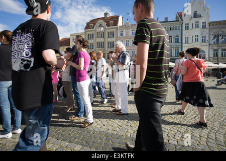 Menschen gelten versammelten sich in der Altstadt von Bydgoszcz, Polen während des Wochenendes. Stockfoto