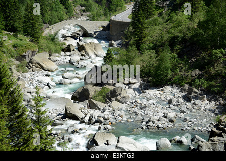 Haderlisbrucke Brücke über die Reuss in der Nähe von Wassen, Schöllenenschlucht, Schweiz den Gotthardpass oder St. Gotthard Pass Stockfoto