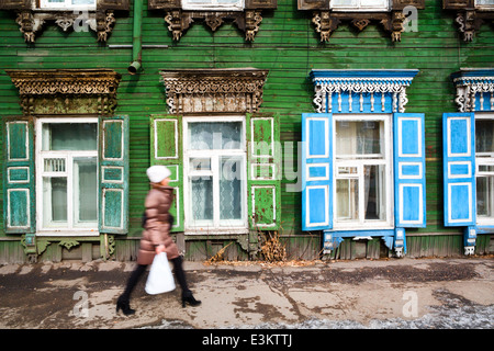 Ansicht des traditionellen Holzhauses in der Stadt Irkutsk, Russland Stockfoto