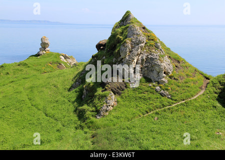 Kinbane Castle bei Sonnenaufgang, Causeway Coast, Nordirland gleich außerhalb von Ballycastle Stockfoto