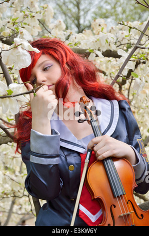 Verträumte Teenager-Mädchen mit der Geige Stockfoto