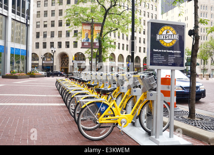 INDIANAPOLIS - 15.Juni: Fahrrad-Verleih-Station in Indianapolis, 15. Juni 2014 gezeigt. Innerhalb des ersten Monats nach der Programm-la Stockfoto