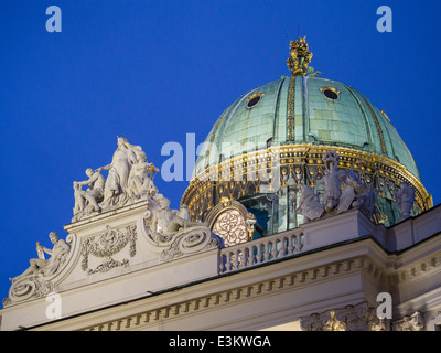 Vergoldetem Kupfer Kuppel über der Hofburg. Beleuchtete Kuppel an einem der Eingänge zu der riesigen Schlossanlage. Stockfoto