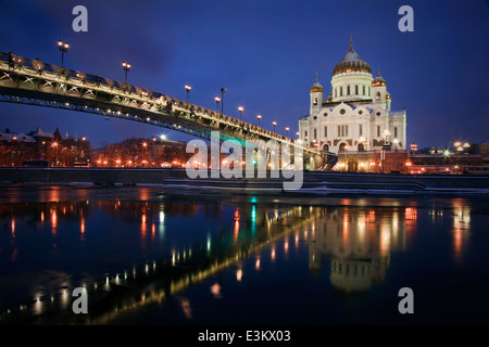 Winter Blick auf orthodoxe Kirche Christi, des Erlösers und patriarchalen Bridge bei Nacht im Zentrum von Moskau, Russland Stockfoto