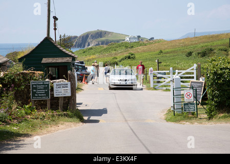 Eingang zum Bantham Strand auf dem Evans-Anwesen in der Nähe von Kingsbridge Devon England UK Blick in Richtung Burgh Island Stockfoto