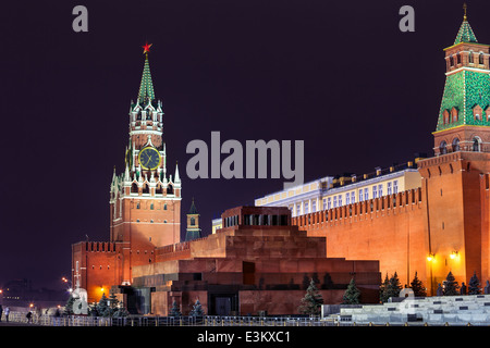 Nachtansicht des Roten Platzes, Mausoleum und Spasskaja-Turm mit Uhr des russischen Main Stockfoto