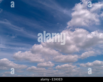 Weißen Cumulus-Wolken gegen den tiefblauen Himmel mit wispy hohe Niveau Cirruswolken Stockfoto