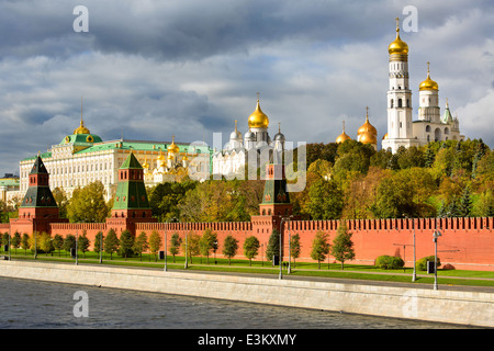 Ansicht des Kreml-Mauer, Türmen, Kathedralen und grosser Kremlpalast vom Kreml Böschung Seite im Zentrum von Moskau, Russland Stockfoto