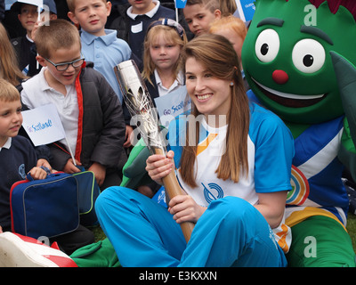 Clyde, das offizielle Maskottchen der XX Commonwealth Games trifft Schüler und Baton Träger im Callendar Park, Falkirk. Stockfoto
