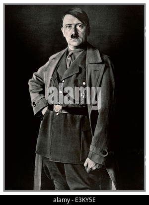 ADOLF HITLER PORTRAIT 1930er s s s&W Studio posierte Porträtfoto von Adolf Hitler in Uniform von Fotograf Heinrich Hoffman Hitlers persönlichen Fotografen Stockfoto