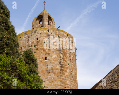 Pals Wachturm eine alte Festung. Ein Alter Steinturm ist eine ständige Erinnerung an die Befestigungen in der ummauerten Stadt Stockfoto