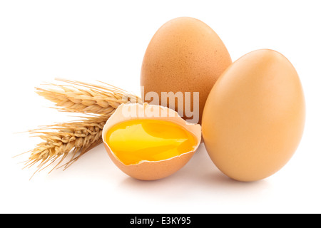 Weizen und braunen Eiern. Isoliert auf weiss. Studio gedreht. Stockfoto