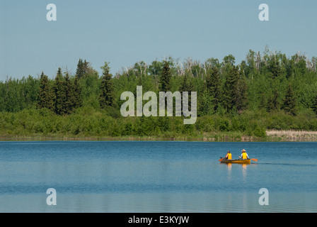 Kanuten, für einen späten Frühling Paddeln auf Astotin Lake im Elk Island National Park, Alberta Stockfoto