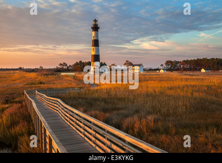 Cape Hatteras National Seashore, North Carolina: Bodie Island Leuchtturm (1872) auf North Carolinas Outer Banks, Sonnenaufgang Stockfoto