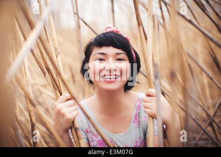 Porträt der jungen Frau lächelnd in Rasen, Massachusetts, USA Stockfoto