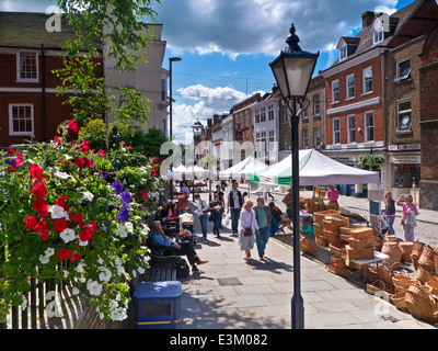 MARKET CRAFTS GUILDFORD Historic Guildford High Street und Shopper auf einem floralen Sommer Kunst und Kunsthandwerk Markttag Guildford Surrey UK Stockfoto