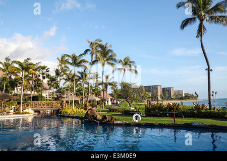 Pool im Sheraton Maui Resort and Spa, mit Kaanapali Beach im Hintergrund Stockfoto