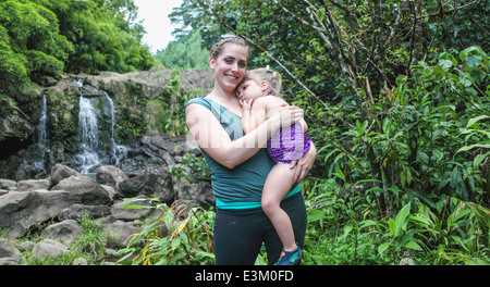 Mutter und Kind von Maui Wasserfall Stockfoto