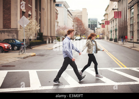 Bild des jungen Paares zu Fuß in Zebrastreifen, Massachusetts, USA Stockfoto